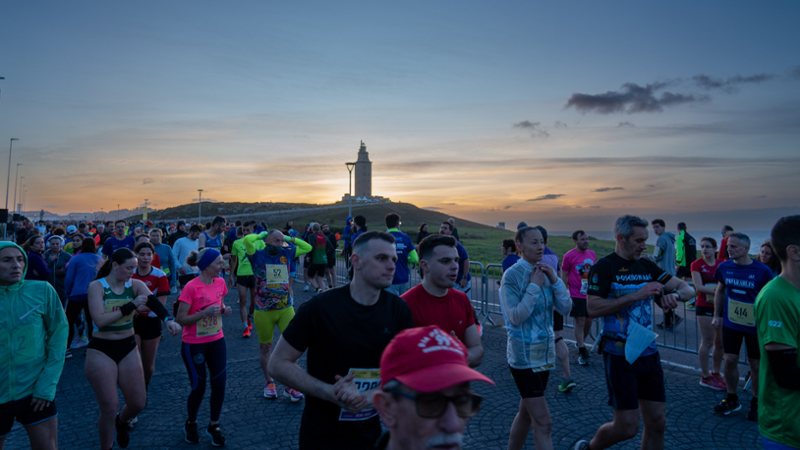 Registro para la Raza de la Torre Hércules y caminata de solidez. Más de 2,300 confirmados.