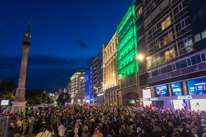 Una coruñesa destaca en la manifestación del Día de la Mujer.