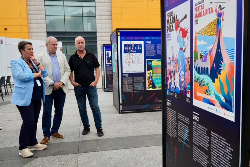 Exposición de carteles históricos de las Festas de María Pita en Marineda City