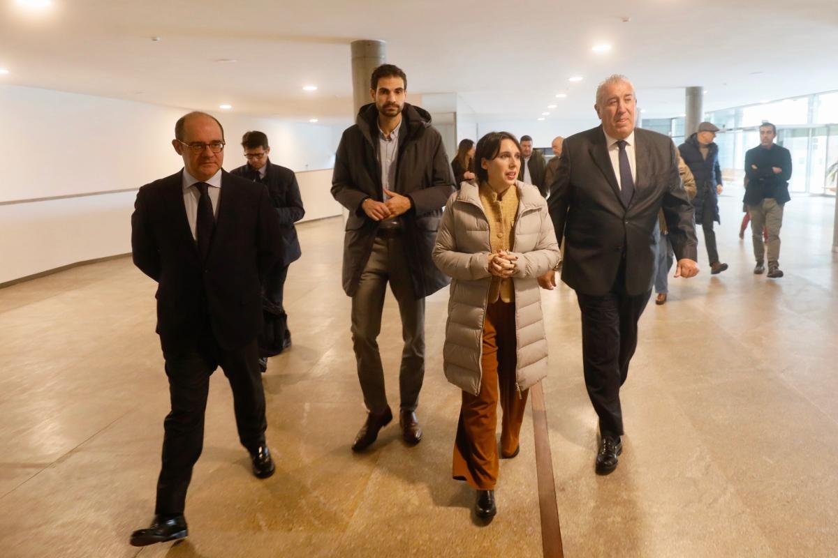 Anuncio de Lorenzana sobre las ayudas para vehículos eléctricos y de bajas emisiones en Galicia.