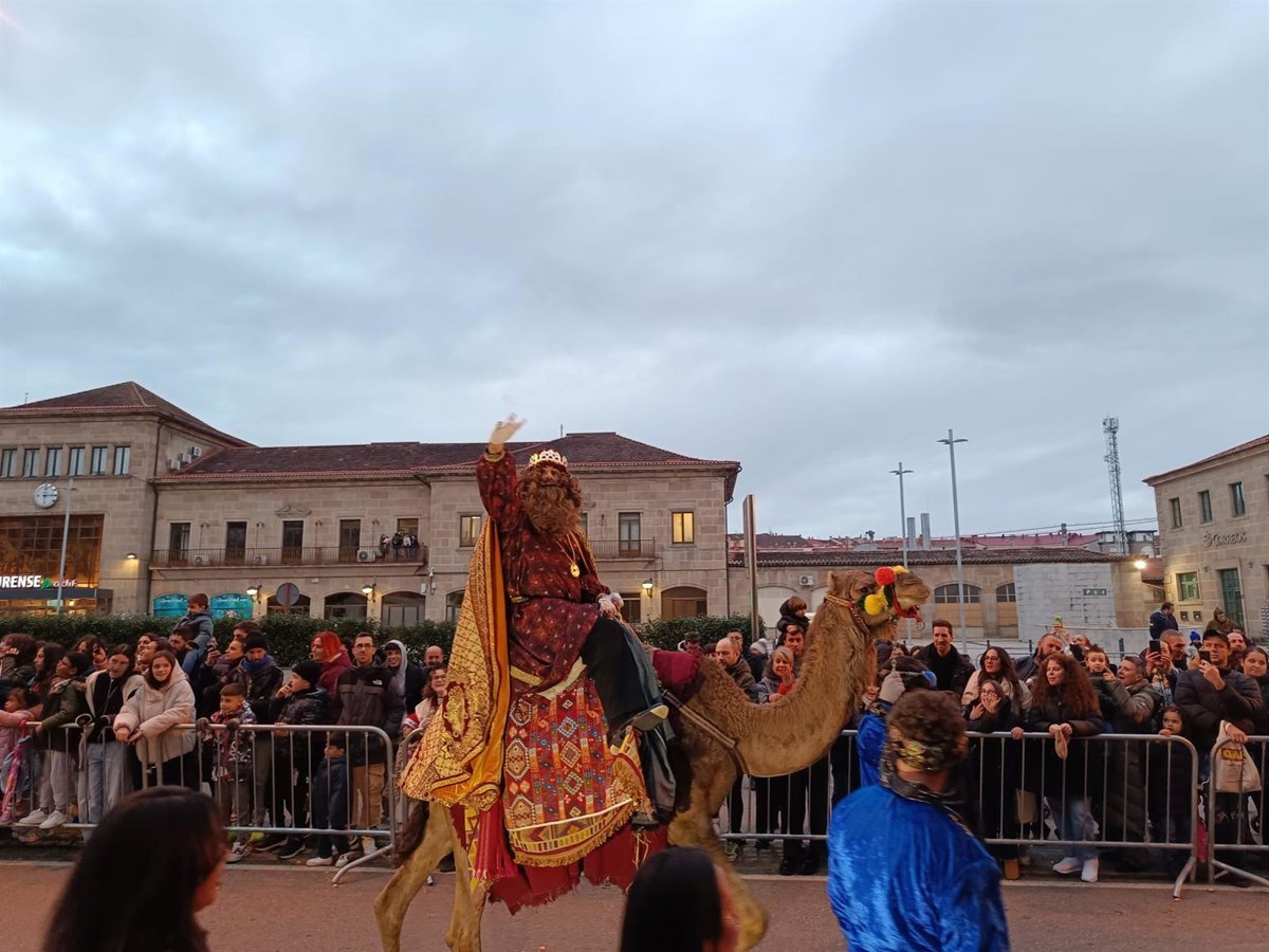 Cabalgatas de Galicia: Los Reyes Magos reparten ilusión y caramelos a miles de personas