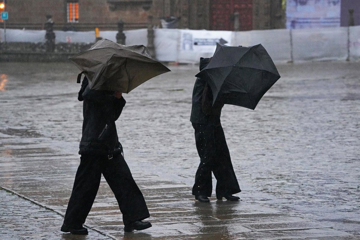 Cientos de residentes de Santiago se quedan sin luz debido a tormenta eléctrica.