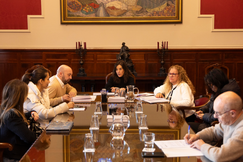 El Ayuntamiento renueva su flota de vehículos para la recogida de basura con la incorporación de nueve camiones recolectores de carga lateral.