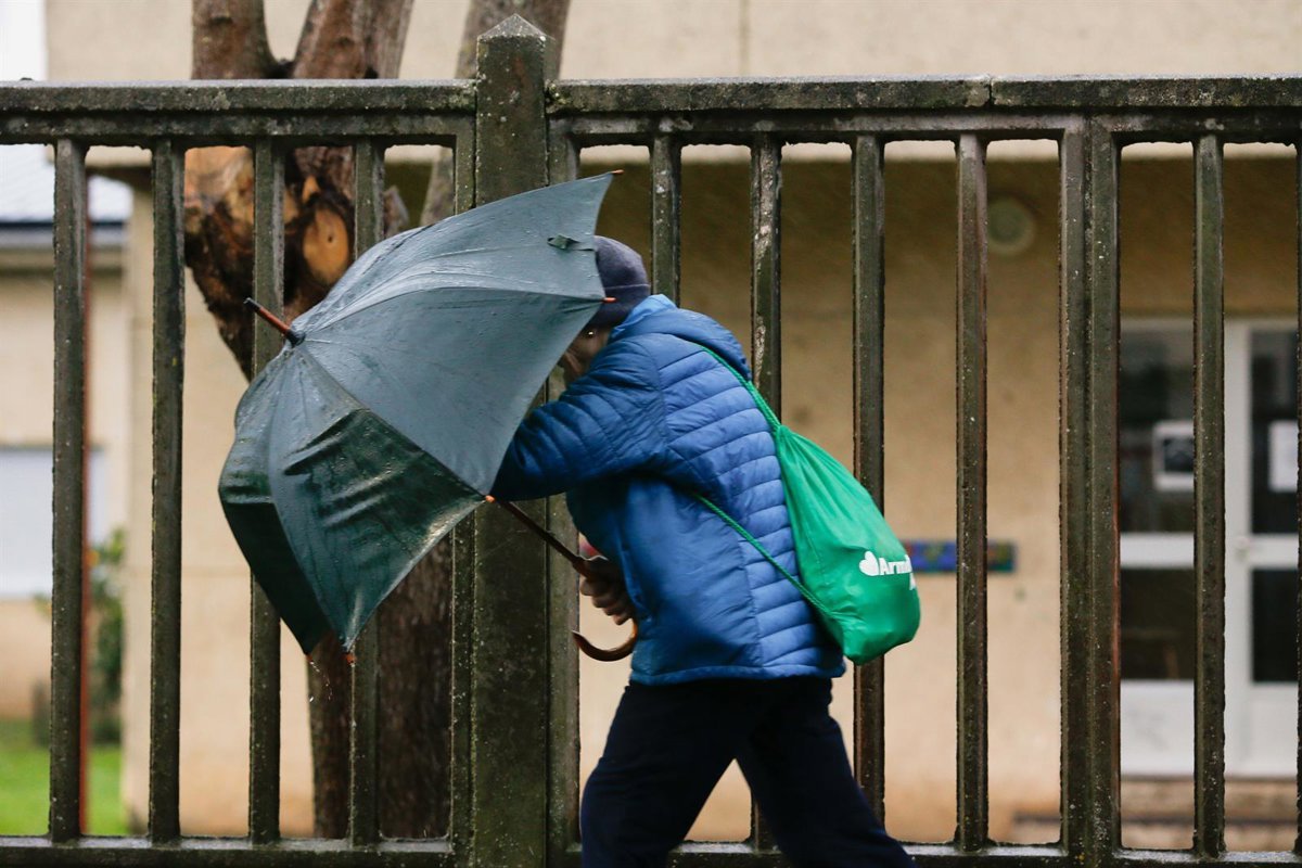 Galicia amanece con ráfagas de viento de 120 km/h en la costa con alerta roja, ‘Ingrid’ se aleja.