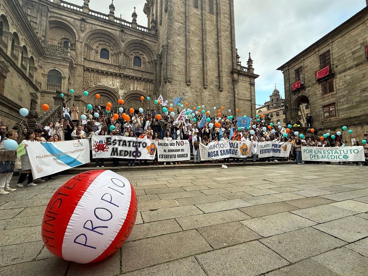 Médicos marchan por Santiago en defensa total de la sanidad pública: «Persistiremos hasta el final»