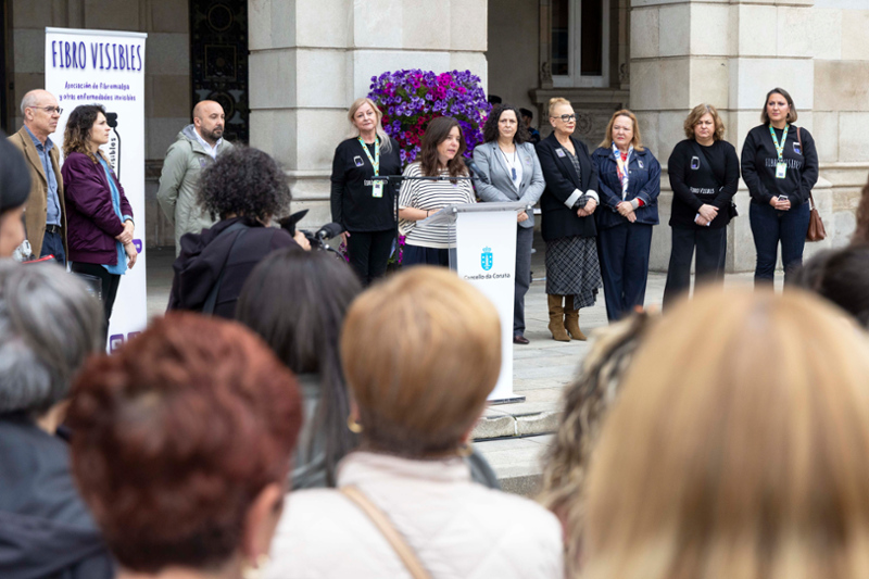 A Coruña conmemora el Día Mundial de la Fibromialgia y muestra su compromiso con las personas afectadas y la visibilización de esta síndrome.