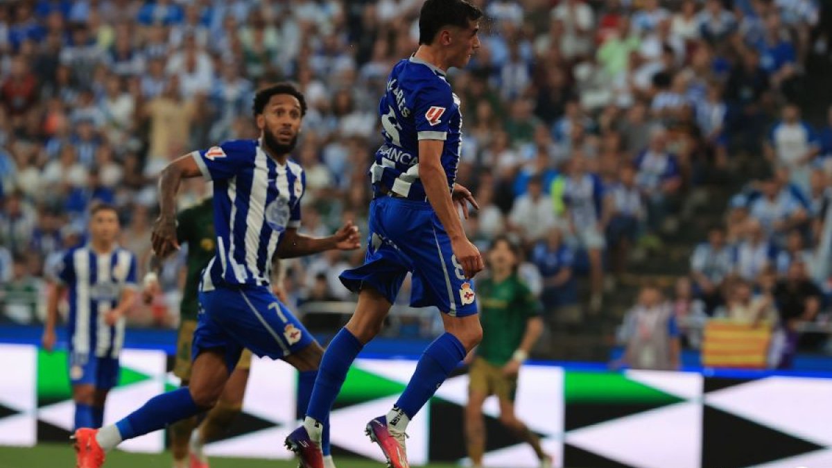 Aubameyang se ve obligado a salir del banquillo por un virus que afecta al Deportivo